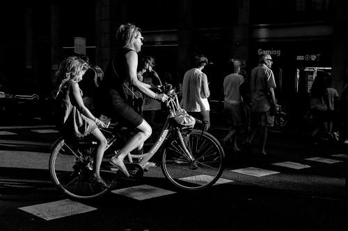 "Sense títol" mujer y niño encima de una bicicleta por la calle 