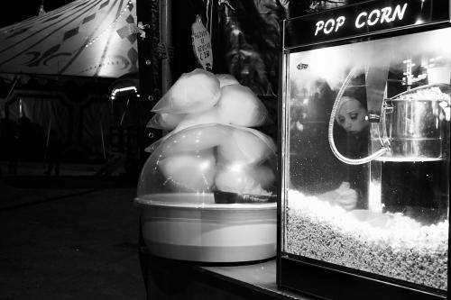 "Cirkus" mujer preparando palomitas en el circo